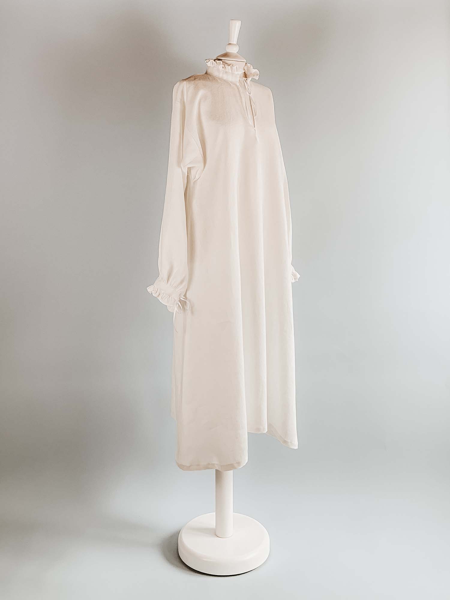 Renaissance Smock in White Linen with Frilled Collar - Renaissance Chemises - Atelier Serraspina
