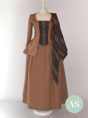 JANET, Colonial Costume in Toffee Linen & Outlander Tartan Shawl - Atelier Serraspina